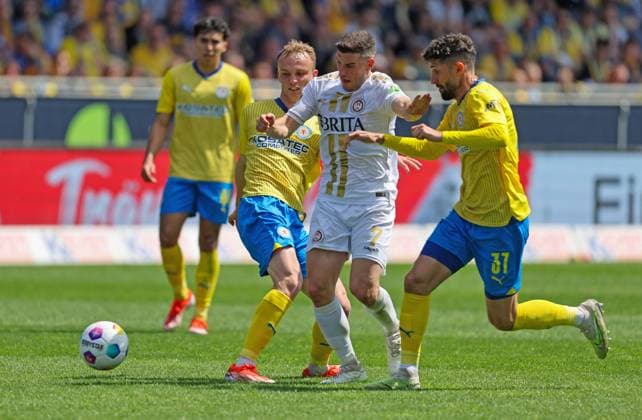 Fussball - 2. BL - Eintracht Braunschweig - SV Wehen Wiesbaden - 12.05.24, Niklas Tauer (Eintracht), Robin Heußer (SVWW), Fabio Kaufmann (Eintracht), -