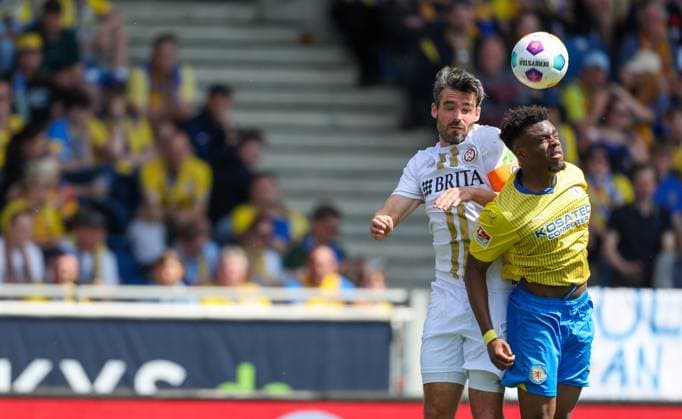 Fussball - 2. BL - Eintracht Braunschweig - SV Wehen Wiesbaden - 12.05.24, Sascha Mockenhaupt (SVWW), Anderson Lucoqui (Eintracht), -