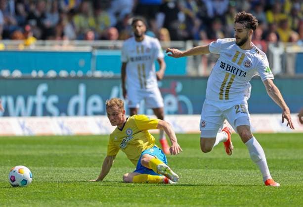 Fussball - 2. BL - Eintracht Braunschweig - SV Wehen Wiesbaden - 12.05.24, Niklas Tauer (Eintracht), Nikolas Agrafiotis (SVWW), -