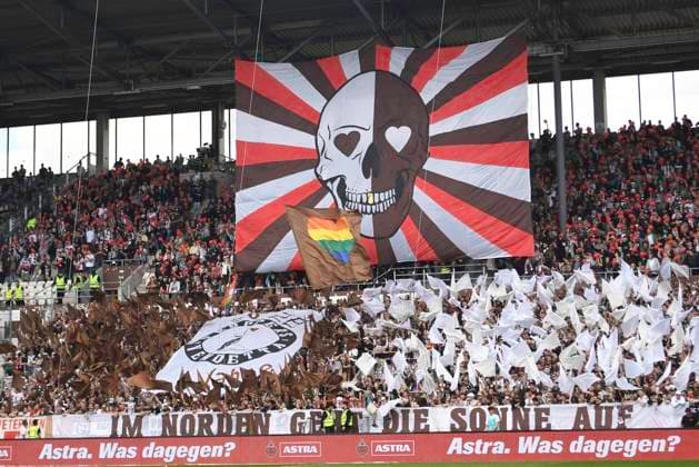 GER; 2. FBL, FC St. Pauli vs VfL Osnabrueck 12.05.2024, Millerntorstadion, Hamburg, GER; 2. FBL, FC St. Pauli vs VfL Osnabrueck (Osnabrück) im Bild Feature die Tribuene der Pauli Fans vor dem Spiel