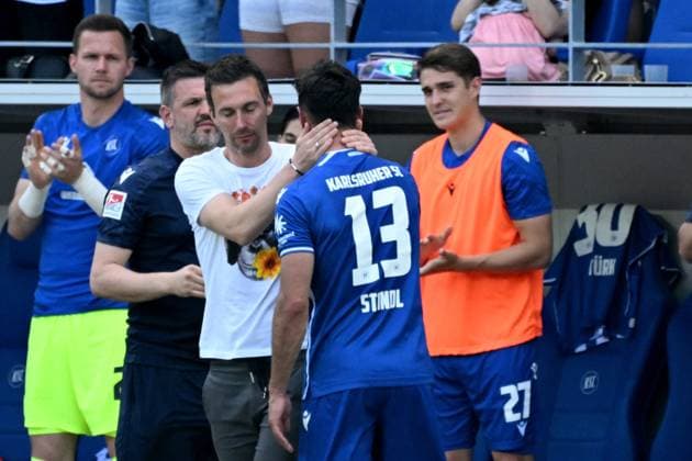12.05.2024, xjhx, Fussball 2.Bundesliga, Karlsruher SC - Hannover 96 emspor, v.l. Lars Stindl (Karlsruher SC KSC) Abschied Verabschiedung Auswechslung Trainer Christian Eichner (Karlsruher SC KSC) (DFL DFB REGULATIONS PROHIBIT ANY USE OF PHOTOGRAPHS as IMAGE SEQUENCES and or QUASI-VIDEO) Karlsruhe