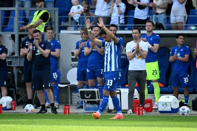 12.05.2024, xjhx, Fussball 2.Bundesliga, Karlsruher SC - Hannover 96 emspor, v.l. Lars Stindl (Karlsruher SC KSC) Abschied Verabschiedung Auswechslung (DFL DFB REGULATIONS PROHIBIT ANY USE OF PHOTOGRAPHS as IMAGE SEQUENCES and or QUASI-VIDEO) Karlsruhe