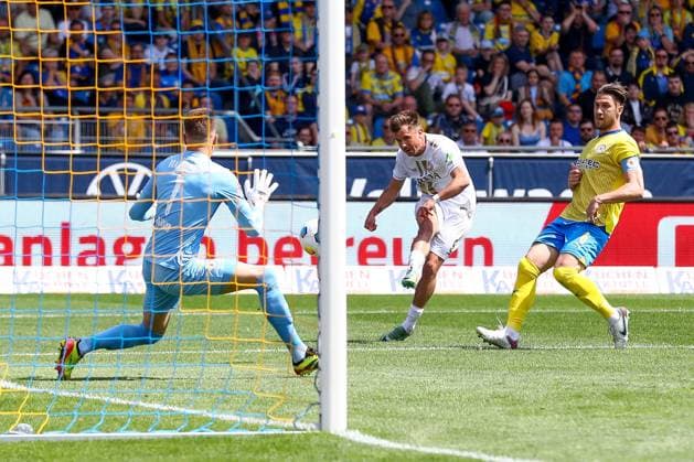 12.05.2024, xtgx, Fussball - 2.Bundesliga, Eintracht Braunschweig - SV Wehen Wiesbaden emspor, v.l. Thijmen Goppel (Wiesbaden, 9) Torschuss, schiesst den Ball aufs Tor, Schuss (DFL DFB REGULATIONS PROHIBIT ANY USE OF PHOTOGRAPHS as IMAGE SEQUENCES and or QUASI-VIDEO) Braunschweig