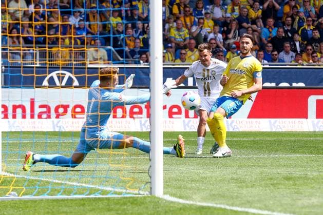 12.05.2024, xtgx, Fussball - 2.Bundesliga, Eintracht Braunschweig - SV Wehen Wiesbaden emspor, v.l. Thijmen Goppel (Wiesbaden, 9) Torschuss, schiesst den Ball aufs Tor, Schuss (DFL DFB REGULATIONS PROHIBIT ANY USE OF PHOTOGRAPHS as IMAGE SEQUENCES and or QUASI-VIDEO) Braunschweig