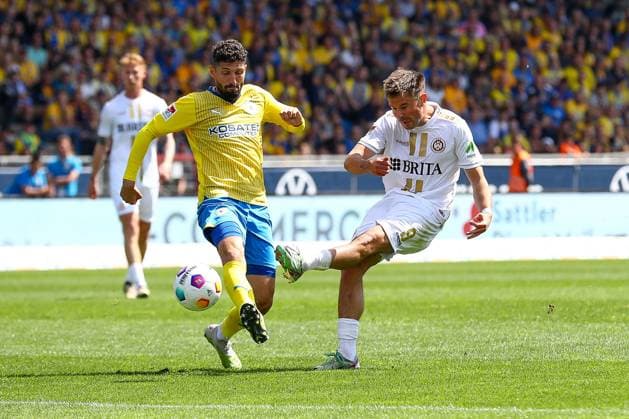 12.05.2024, xtgx, Fussball - 2.Bundesliga, Eintracht Braunschweig - SV Wehen Wiesbaden emspor, v.l. Fabio Kaufmann (Braunschweig, 37) Thijmen Goppel (Wiesbaden, 9) Zweikampf, Duell, Kampf, tackle (DFL DFB REGULATIONS PROHIBIT ANY USE OF PHOTOGRAPHS as IMAGE SEQUENCES and or QUASI-VIDEO) Braunschweig
