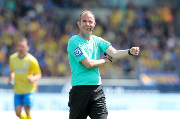 12.05.2024, xtgx, Fussball - 2.Bundesliga, Eintracht Braunschweig - SV Wehen Wiesbaden emspor, v.l. Schiedsrichter, Schiri, referee Marco Fritz (DFL DFB REGULATIONS PROHIBIT ANY USE OF PHOTOGRAPHS as IMAGE SEQUENCES and or QUASI-VIDEO) Braunschweig