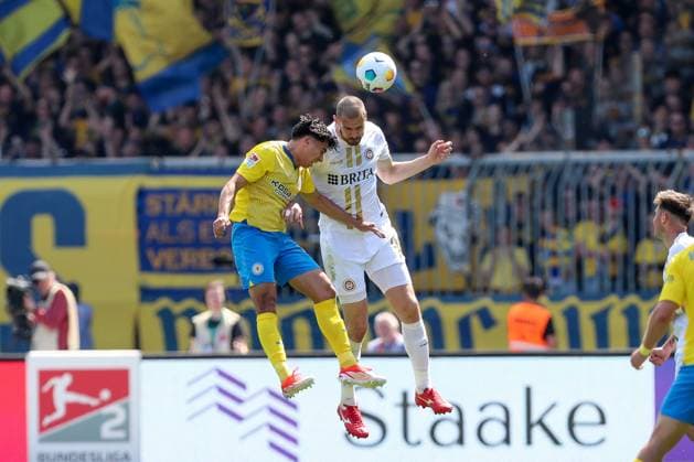12.05.2024, xtgx, Fussball - 2.Bundesliga, Eintracht Braunschweig - SV Wehen Wiesbaden emspor, v.l. Johan Gomez (Braunschweig, 44), Aleksandar Vukotic (Wiesbaden, 26) Zweikampf, Duell, Kampf, tackle (DFL DFB REGULATIONS PROHIBIT ANY USE OF PHOTOGRAPHS as IMAGE SEQUENCES and or QUASI-VIDEO) Braunschweig