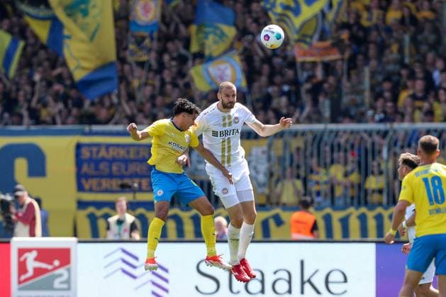 12.05.2024, xtgx, Fussball - 2.Bundesliga, Eintracht Braunschweig - SV Wehen Wiesbaden emspor, v.l. Johan Gomez (Braunschweig, 44), Aleksandar Vukotic (Wiesbaden, 26) Zweikampf, Duell, Kampf, tackle (DFL DFB REGULATIONS PROHIBIT ANY USE OF PHOTOGRAPHS as IMAGE SEQUENCES and or QUASI-VIDEO) Braunschweig