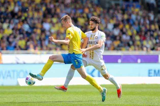 12.05.2024, xtgx, Fussball - 2.Bundesliga, Eintracht Braunschweig - SV Wehen Wiesbaden emspor, v.l. Robert Ivanov (Braunschweig, 5), Nikolas Agrafiotis (Wiesbaden, 25) Zweikampf, Duell, Kampf, tackle (DFL DFB REGULATIONS PROHIBIT ANY USE OF PHOTOGRAPHS as IMAGE SEQUENCES and or QUASI-VIDEO) Braunschweig