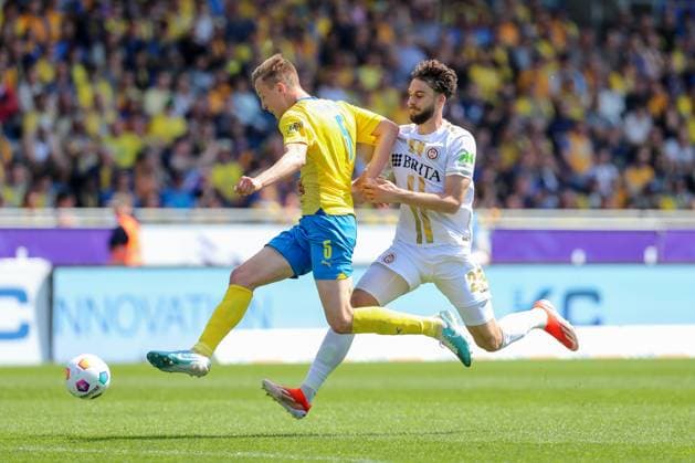 12.05.2024, xtgx, Fussball - 2.Bundesliga, Eintracht Braunschweig - SV Wehen Wiesbaden emspor, v.l. Robert Ivanov (Braunschweig, 5), Nikolas Agrafiotis (Wiesbaden, 25) Zweikampf, Duell, Kampf, tackle (DFL DFB REGULATIONS PROHIBIT ANY USE OF PHOTOGRAPHS as IMAGE SEQUENCES and or QUASI-VIDEO) Braunschweig
