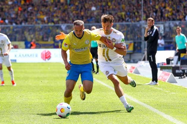 12.05.2024, xtgx, Fussball - 2.Bundesliga, Eintracht Braunschweig - SV Wehen Wiesbaden emspor, v.l. Marvin Rittmueller (Braunschweig, 18), Thijmen Goppel (Wiesbaden, 9) Zweikampf, Duell, Kampf, tackle (DFL DFB REGULATIONS PROHIBIT ANY USE OF PHOTOGRAPHS as IMAGE SEQUENCES and or QUASI-VIDEO) Braunschweig