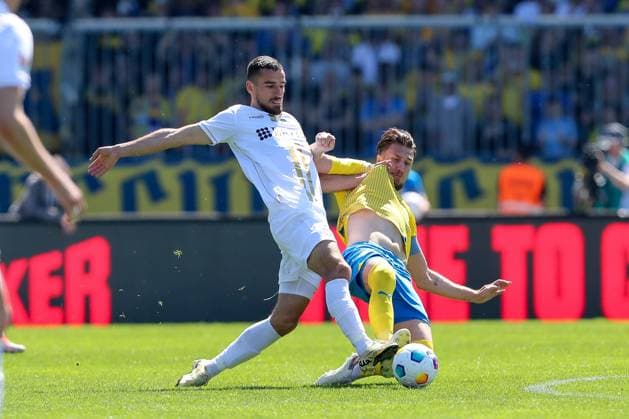 12.05.2024, xtgx, Fussball - 2.Bundesliga, Eintracht Braunschweig - SV Wehen Wiesbaden emspor, v.l. Ivan Prtajin (Wiesbaden, 18), Thorir Johann Helgason (Braunschweig, 20) Zweikampf, Duell, Kampf, tackle (DFL DFB REGULATIONS PROHIBIT ANY USE OF PHOTOGRAPHS as IMAGE SEQUENCES and or QUASI-VIDEO) Braunschweig