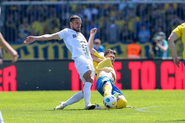 12.05.2024, xtgx, Fussball - 2.Bundesliga, Eintracht Braunschweig - SV Wehen Wiesbaden emspor, v.l. Ivan Prtajin (Wiesbaden, 18), Thorir Johann Helgason (Braunschweig, 20) Zweikampf, Duell, Kampf, tackle (DFL DFB REGULATIONS PROHIBIT ANY USE OF PHOTOGRAPHS as IMAGE SEQUENCES and or QUASI-VIDEO) Braunschweig