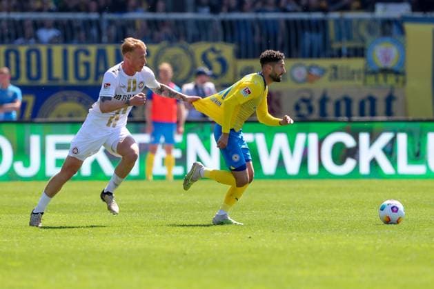 12.05.2024, xtgx, Fussball - 2.Bundesliga, Eintracht Braunschweig - SV Wehen Wiesbaden emspor, v.l. Bjarke Jacobsen (Wiesbaden, 19), Fabio Kaufmann (Braunschweig, 37) Zweikampf, Duell, Kampf, tackle (DFL DFB REGULATIONS PROHIBIT ANY USE OF PHOTOGRAPHS as IMAGE SEQUENCES and or QUASI-VIDEO) Braunschweig