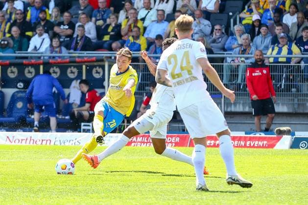 12.05.2024, xtgx, Fussball - 2.Bundesliga, Eintracht Braunschweig - SV Wehen Wiesbaden emspor, v.l. Thorir Johann Helgason (Braunschweig, 20), Martin Angha (Wiesbaden, 2) Zweikampf, Duell, Kampf, tackle (DFL DFB REGULATIONS PROHIBIT ANY USE OF PHOTOGRAPHS as IMAGE SEQUENCES and or QUASI-VIDEO) Braunschweig