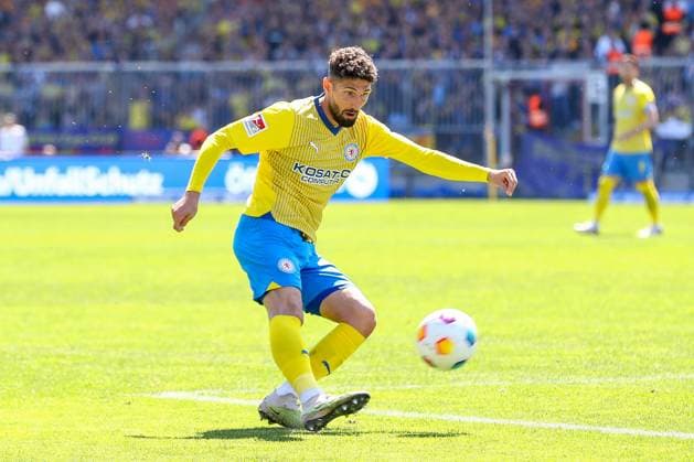 12.05.2024, xtgx, Fussball - 2.Bundesliga, Eintracht Braunschweig - SV Wehen Wiesbaden emspor, v.l. Fabio Kaufmann (Braunschweig, 37) am Ball, plays the ball (DFL DFB REGULATIONS PROHIBIT ANY USE OF PHOTOGRAPHS as IMAGE SEQUENCES and or QUASI-VIDEO) Braunschweig