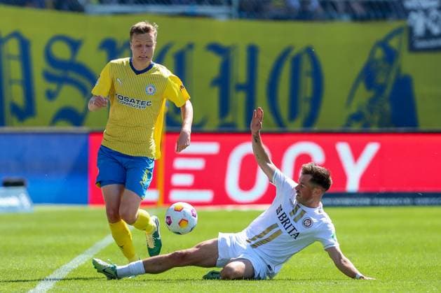 12.05.2024, xtgx, Fussball - 2.Bundesliga, Eintracht Braunschweig - SV Wehen Wiesbaden emspor, v.l. Robert Ivanov (Braunschweig, 5), Thijmen Goppel (Wiesbaden, 9) Zweikampf, Duell, Kampf, tackle (DFL DFB REGULATIONS PROHIBIT ANY USE OF PHOTOGRAPHS as IMAGE SEQUENCES and or QUASI-VIDEO) Braunschweig