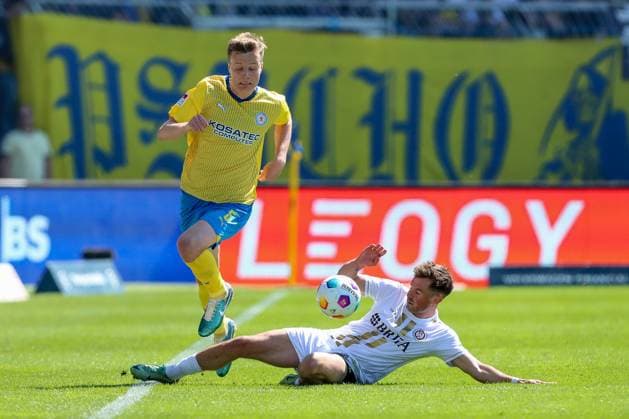12.05.2024, xtgx, Fussball - 2.Bundesliga, Eintracht Braunschweig - SV Wehen Wiesbaden emspor, v.l. Robert Ivanov (Braunschweig, 5), Thijmen Goppel (Wiesbaden, 9) Zweikampf, Duell, Kampf, tackle (DFL DFB REGULATIONS PROHIBIT ANY USE OF PHOTOGRAPHS as IMAGE SEQUENCES and or QUASI-VIDEO) Braunschweig