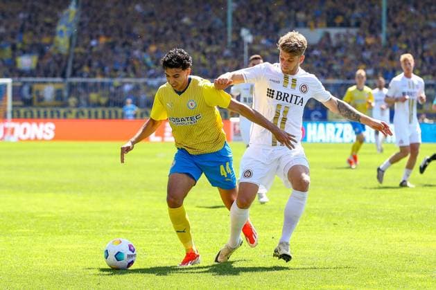 12.05.2024, xtgx, Fussball - 2.Bundesliga, Eintracht Braunschweig - SV Wehen Wiesbaden emspor, v.l. Johan Gomez (Braunschweig, 44), Marcus Mathisen (Wiesbaden, 24) Zweikampf, Duell, Kampf, tackle (DFL DFB REGULATIONS PROHIBIT ANY USE OF PHOTOGRAPHS as IMAGE SEQUENCES and or QUASI-VIDEO) Braunschweig