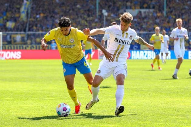 12.05.2024, xtgx, Fussball - 2.Bundesliga, Eintracht Braunschweig - SV Wehen Wiesbaden emspor, v.l. Johan Gomez (Braunschweig, 44), Marcus Mathisen (Wiesbaden, 24) Zweikampf, Duell, Kampf, tackle (DFL DFB REGULATIONS PROHIBIT ANY USE OF PHOTOGRAPHS as IMAGE SEQUENCES and or QUASI-VIDEO) Braunschweig