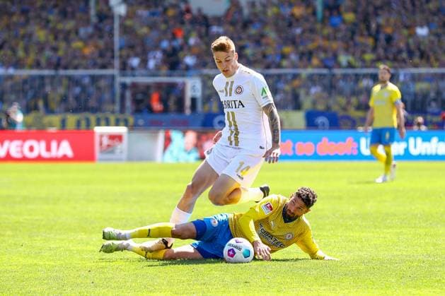 12.05.2024, xtgx, Fussball - 2.Bundesliga, Eintracht Braunschweig - SV Wehen Wiesbaden emspor, v.l. Franko Kovacevic (Wiesbaden, 14), Fabio Kaufmann (Braunschweig, 37) Zweikampf, Duell, Kampf, tackle (DFL DFB REGULATIONS PROHIBIT ANY USE OF PHOTOGRAPHS as IMAGE SEQUENCES and or QUASI-VIDEO) Braunschweig