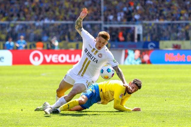 12.05.2024, xtgx, Fussball - 2.Bundesliga, Eintracht Braunschweig - SV Wehen Wiesbaden emspor, v.l. (DFL DFB REGULATIONS PROHIBIT ANY USE OF PHOTOGRAPHS as IMAGE SEQUENCES and or QUASI-VIDEO) Braunschweig