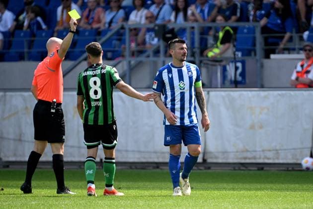 12.05.2024, xjhx, Fussball 2.Bundesliga, Karlsruher SC - Hannover 96 emspor, v.l. Schiedsrichter Referee Nicolas Winter (Hagenbach) zeigt Jerome Gondorf (Karlsruher SC KSC) die gelbe Karte. Es ist seine 5. in der Saison und damit endet heute seine Karriere (DFL DFB REGULATIONS PROHIBIT ANY USE OF PHOTOGRAPHS as IMAGE SEQUENCES and or QUASI-VIDEO) Karlsruhe