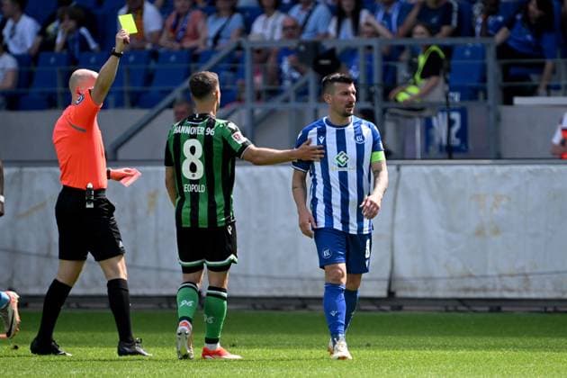 12.05.2024, xjhx, Fussball 2.Bundesliga, Karlsruher SC - Hannover 96 emspor, v.l. Schiedsrichter Referee Nicolas Winter (Hagenbach) zeigt Jerome Gondorf (Karlsruher SC KSC) die gelbe Karte. Es ist seine 5. in der Saison und damit endet heute seine Karriere (DFL DFB REGULATIONS PROHIBIT ANY USE OF PHOTOGRAPHS as IMAGE SEQUENCES and or QUASI-VIDEO) Karlsruhe