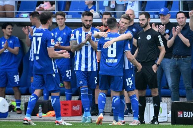12.05.2024, xjhx, Fussball 2.Bundesliga, Karlsruher SC - Hannover 96 emspor, v.l. Abschied Verabschiedung Auswechslung von Jerome Gondorf (Karlsruher SC KSC) (DFL DFB REGULATIONS PROHIBIT ANY USE OF PHOTOGRAPHS as IMAGE SEQUENCES and or QUASI-VIDEO) Karlsruhe