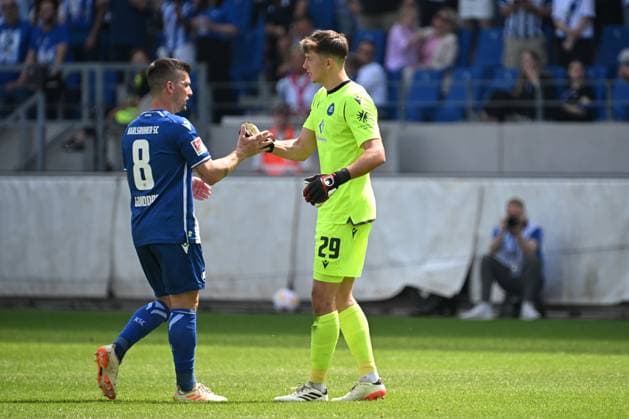 12.05.2024, xjhx, Fussball 2.Bundesliga, Karlsruher SC - Hannover 96 emspor, v.l. Abschied Verabschiedung Auswechslung von Jerome Gondorf (Karlsruher SC KSC) Max Weiß Weiss (Karlsruher SC KSC) (DFL DFB REGULATIONS PROHIBIT ANY USE OF PHOTOGRAPHS as IMAGE SEQUENCES and or QUASI-VIDEO) Karlsruhe