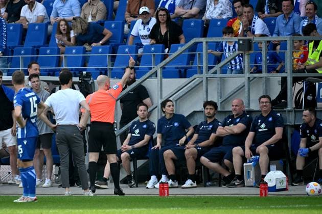 12.05.2024, xjhx, Fussball 2.Bundesliga, Karlsruher SC - Hannover 96 emspor, v.l. Schiedsrichter Referee Nicolas Winter (Hagenbach) zeigt dem Zeugwart und dem Busfahrer des KSC die rote Karte (DFL DFB REGULATIONS PROHIBIT ANY USE OF PHOTOGRAPHS as IMAGE SEQUENCES and or QUASI-VIDEO) Karlsruhe
