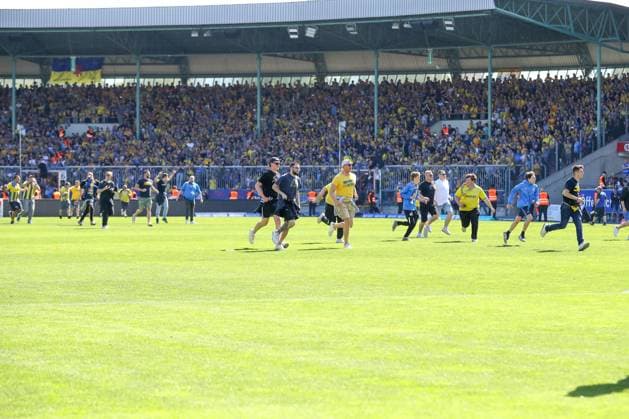12.05.2024, xtgx, Fussball - 2.Bundesliga, Eintracht Braunschweig - SV Wehen Wiesbaden emspor, v.l. Platzsturm, Fans, Zuschauer, Publikum von Braunschweig, weil sie den Klassenerhalt geschafft haben (DFL DFB REGULATIONS PROHIBIT ANY USE OF PHOTOGRAPHS as IMAGE SEQUENCES and or QUASI-VIDEO) Braunschweig