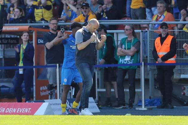 12.05.2024, xtgx, Fussball - 2.Bundesliga, Eintracht Braunschweig - SV Wehen Wiesbaden emspor, v.l. Daniel Scherning (Braunschweig, Trainer) Jubel ueber den Sieg, Jubel nach Spielende (DFL DFB REGULATIONS PROHIBIT ANY USE OF PHOTOGRAPHS as IMAGE SEQUENCES and or QUASI-VIDEO) Braunschweig