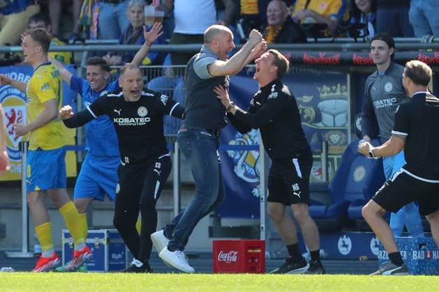 12.05.2024, xtgx, Fussball - 2.Bundesliga, Eintracht Braunschweig - SV Wehen Wiesbaden emspor, v.l. Daniel Scherning (Braunschweig, Trainer) Jubel ueber den Sieg, Jubel nach Spielende (DFL DFB REGULATIONS PROHIBIT ANY USE OF PHOTOGRAPHS as IMAGE SEQUENCES and or QUASI-VIDEO) Braunschweig