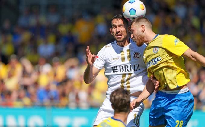 Fussball - 2. BL - Eintracht Braunschweig - SV Wehen Wiesbaden - 12.05.24, Ivan Prtajin (SVWW), Hasan Kurucay (Eintracht), -