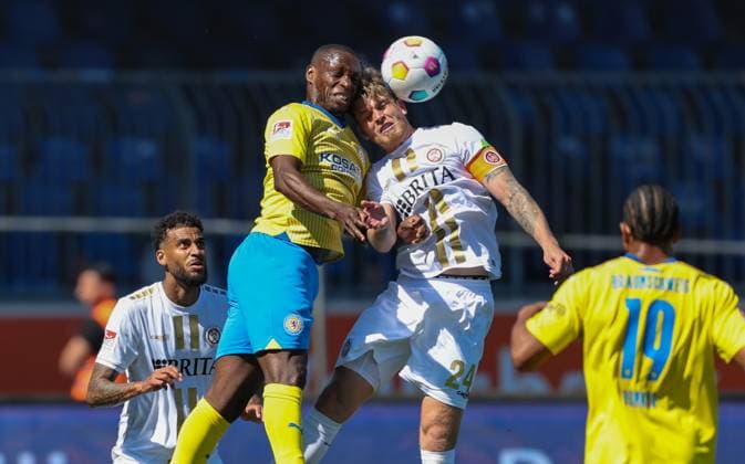 Fussball - 2. BL - Eintracht Braunschweig - SV Wehen Wiesbaden - 12.05.24, Anthony Ujah (Eintracht), Marcus Mathisen (SVWW), -