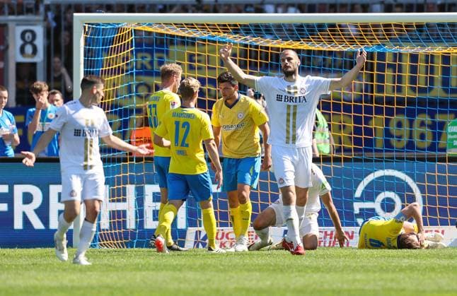 Fussball - 2. BL - Eintracht Braunschweig - SV Wehen Wiesbaden - 12.05.24, Der Ball will einfach nicht rein, Aleksandar Vukotic (SVWW) ist verzweifelt, -