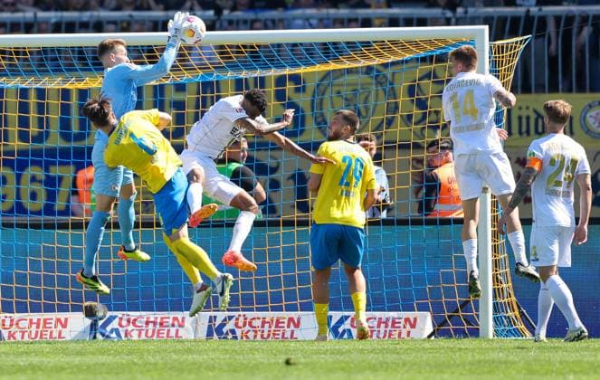 Fussball - 2. BL - Eintracht Braunschweig - SV Wehen Wiesbaden - 12.05.24, Dicke Luft im Braunschweiger Strafraum, -