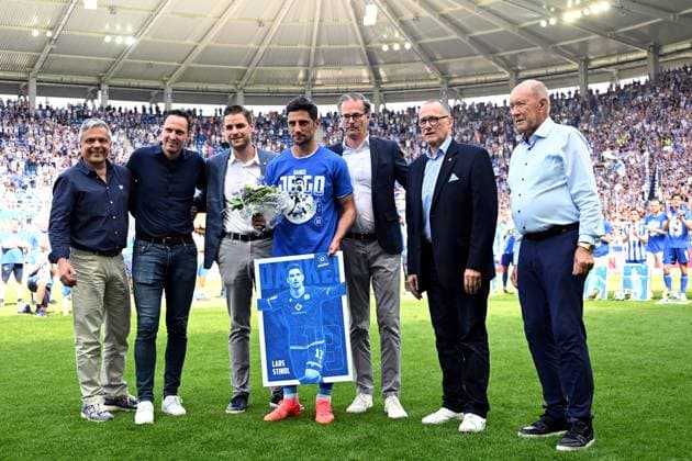 12.05.2024, xjhx, Fussball 2.Bundesliga, Karlsruher SC - Hannover 96 emspor, v.l. Abschied Verabschiedung von Lars Stindl (Karlsruher SC KSC) (DFL DFB REGULATIONS PROHIBIT ANY USE OF PHOTOGRAPHS as IMAGE SEQUENCES and or QUASI-VIDEO) Karlsruhe