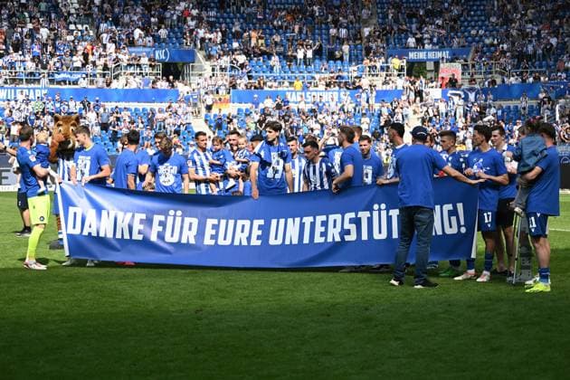 12.05.2024, xjhx, Fussball 2.Bundesliga, Karlsruher SC - Hannover 96 emspor, v.l. Die Spieler bedanken sich bei den Fans Spruchband Plakat Schild (DFL DFB REGULATIONS PROHIBIT ANY USE OF PHOTOGRAPHS as IMAGE SEQUENCES and or QUASI-VIDEO) Karlsruhe
