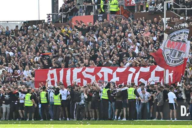 GER; 2. FBL, FC St. Pauli vs VfL Osnabrueck 12.05.2024, Millerntorstadion, Hamburg, GER; 2. FBL, FC St. Pauli vs VfL Osnabrueck (Osnabrück) im Bild Feature die Zuschauer am Rasenrand kurz vor Abpfiff *** GER 2 FBL, FC St Pauli vs VfL Osnabrueck 12 05 2024, Millerntorstadion, Hamburg, GER 2 FBL, FC St Pauli vs VfL Osnabrueck Osnabrueck in the picture feature the spectators at the edge of the pitch shortly before the final whistle nordphotoxGmbH xWitke nph00002