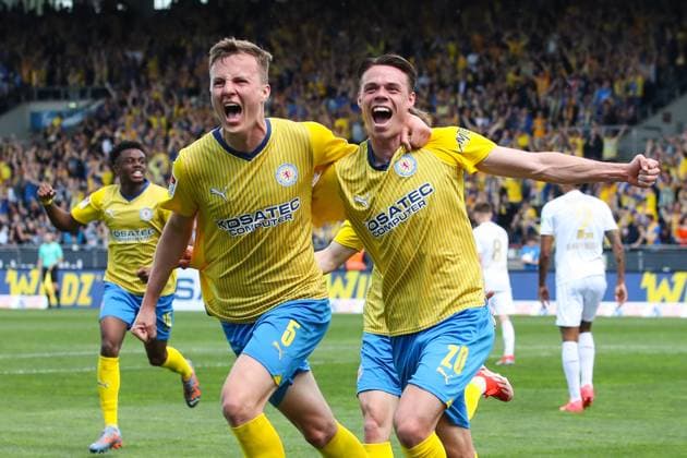Torjubel - Torschütze Thorir Johann Helgason (Eintracht Braunschweig,20) trifft zum 1-0 mit Robert Ivanov (Eintracht Braunschweig,5) - 2. Fussball Bundesliga Saison 2023-2024 Eintracht Braunschweig vs. SV Wehen Wiesbaden im Eintracht Stadion in Braunschweig - Aktion,Fußball,Mann,Männer,Deutschland,12.05.2024
