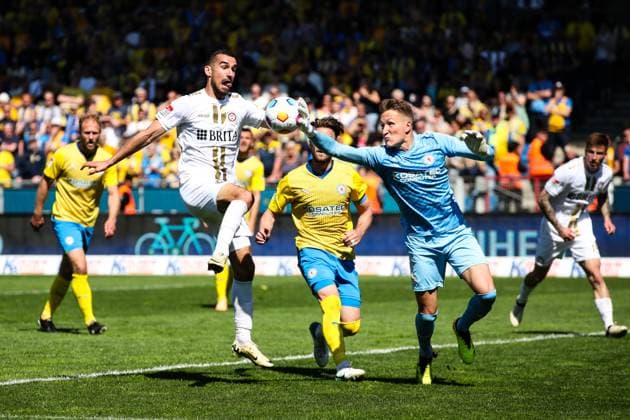 Torwart Ron Thorben Hoffmann (Eintracht Braunschweig,1) gegen Ivan Prtajin (SV Wehen Wiesbaden,18) - 2. Fussball Bundesliga Saison 2023-2024 Eintracht Braunschweig vs. SV Wehen Wiesbaden im Eintracht Stadion in Braunschweig - Aktion,Fußball,Mann,Männer,Deutschland,12.05.2024