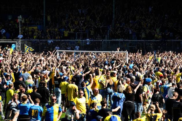 Platzsturm der Fans von Eintracht Braunschweig nach dem Spiel - 2. Fussball Bundesliga Saison 2023-2024 Eintracht Braunschweig vs. SV Wehen Wiesbaden im Eintracht Stadion in Braunschweig - Fußball,Mann,Männer,Deutschland,12.05.2024