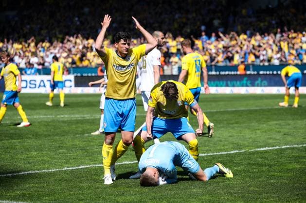 Jannis Nikolaou (Eintracht Braunschweig,4) mit Ermin Bicakcic (Eintracht Braunschweig,6) und Torwart Ron Thorben Hoffmann (Eintracht Braunschweig,1) - 2. Fussball Bundesliga Saison 2023-2024 Eintracht Braunschweig vs. SV Wehen Wiesbaden im Eintracht Stadion in Braunschweig - Aktion,Fußball,Mann,Männer,Deutschland,12.05.2024