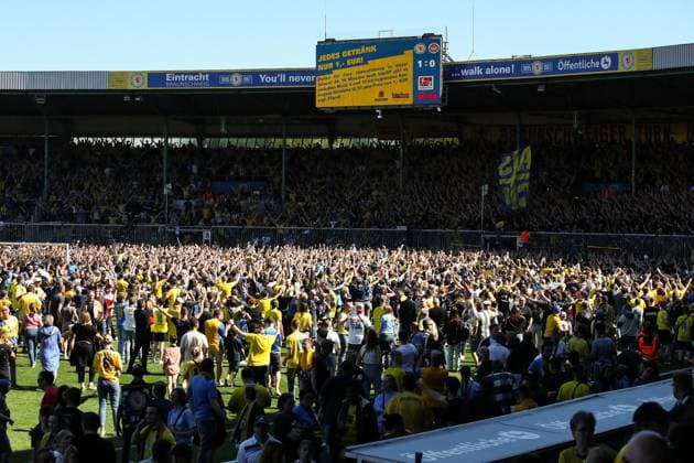Platzsturm der Fans von Eintracht Braunschweig nach dem Spiel - 2. Fussball Bundesliga Saison 2023-2024 Eintracht Braunschweig vs. SV Wehen Wiesbaden im Eintracht Stadion in Braunschweig - Fußball,Mann,Männer,Deutschland,12.05.2024