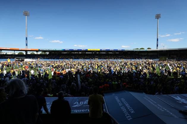 Platzsturm der Fans von Eintracht Braunschweig nach dem Spiel - 2. Fussball Bundesliga Saison 2023-2024 Eintracht Braunschweig vs. SV Wehen Wiesbaden im Eintracht Stadion in Braunschweig - Fußball,Mann,Männer,Deutschland,12.05.2024