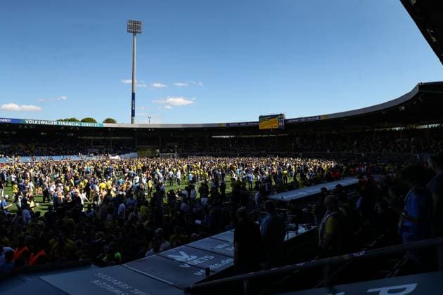Platzsturm der Fans von Eintracht Braunschweig nach dem Spiel - 2. Fussball Bundesliga Saison 2023-2024 Eintracht Braunschweig vs. SV Wehen Wiesbaden im Eintracht Stadion in Braunschweig - Fußball,Mann,Männer,Deutschland,12.05.2024