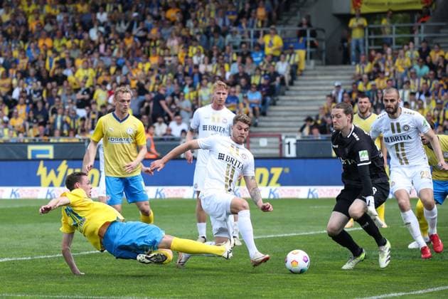 Torschütze Thorir Johann Helgason (Eintracht Braunschweig,20) trifft zum 1-0 - 2. Fussball Bundesliga Saison 2023-2024 Eintracht Braunschweig vs. SV Wehen Wiesbaden im Eintracht Stadion in Braunschweig - Aktion,Fußball,Mann,Männer,Deutschland,12.05.2024