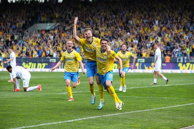 Torjubel - Torschütze Thorir Johann Helgason (Eintracht Braunschweig,20) trifft zum 1-0 mit Robert Ivanov (Eintracht Braunschweig,5) - 2. Fussball Bundesliga Saison 2023-2024 Eintracht Braunschweig vs. SV Wehen Wiesbaden im Eintracht Stadion in Braunschweig - Aktion,Fußball,Mann,Männer,Deutschland,12.05.2024